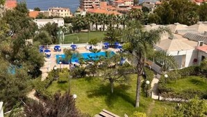 A resort with a swimming pool, palm trees, and a view of the sea. - Rais El Marsa (Algiers)