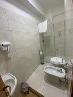 Habitación cuádruple Deluxe, balcón, vistas parciales al mar | Baño