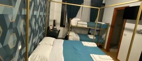 Comfort vierpersoonskamer, uitzicht op binnenplaats | Gratis wifi