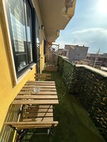 Quarto quádruplo luxo, sacada, vista parcial para o mar | Wi-Fi de cortesia