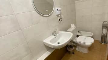 Habitación cuádruple Confort, vista al patio | Baño