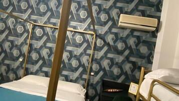 Chambre Quadruple Confort, vue cour intérieure