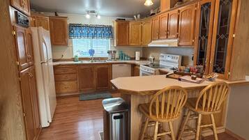 雪櫃、微波爐、焗爐、爐具