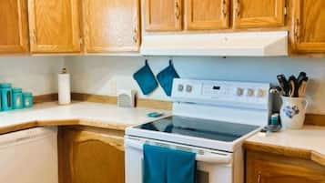 Køleskab, mikrobølgeovn, ovn, kogeplade