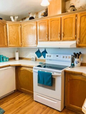 Kjøleskap, mikrobølgeovn, ovn og kokeplater