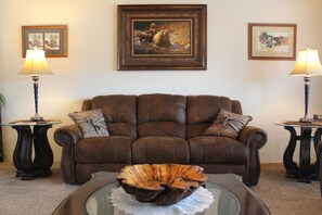 Smart TV, books - Wild West Hideaway: 3-bedroom home in cozy Challis Pet-friendly! No cleaning fee (Challis)