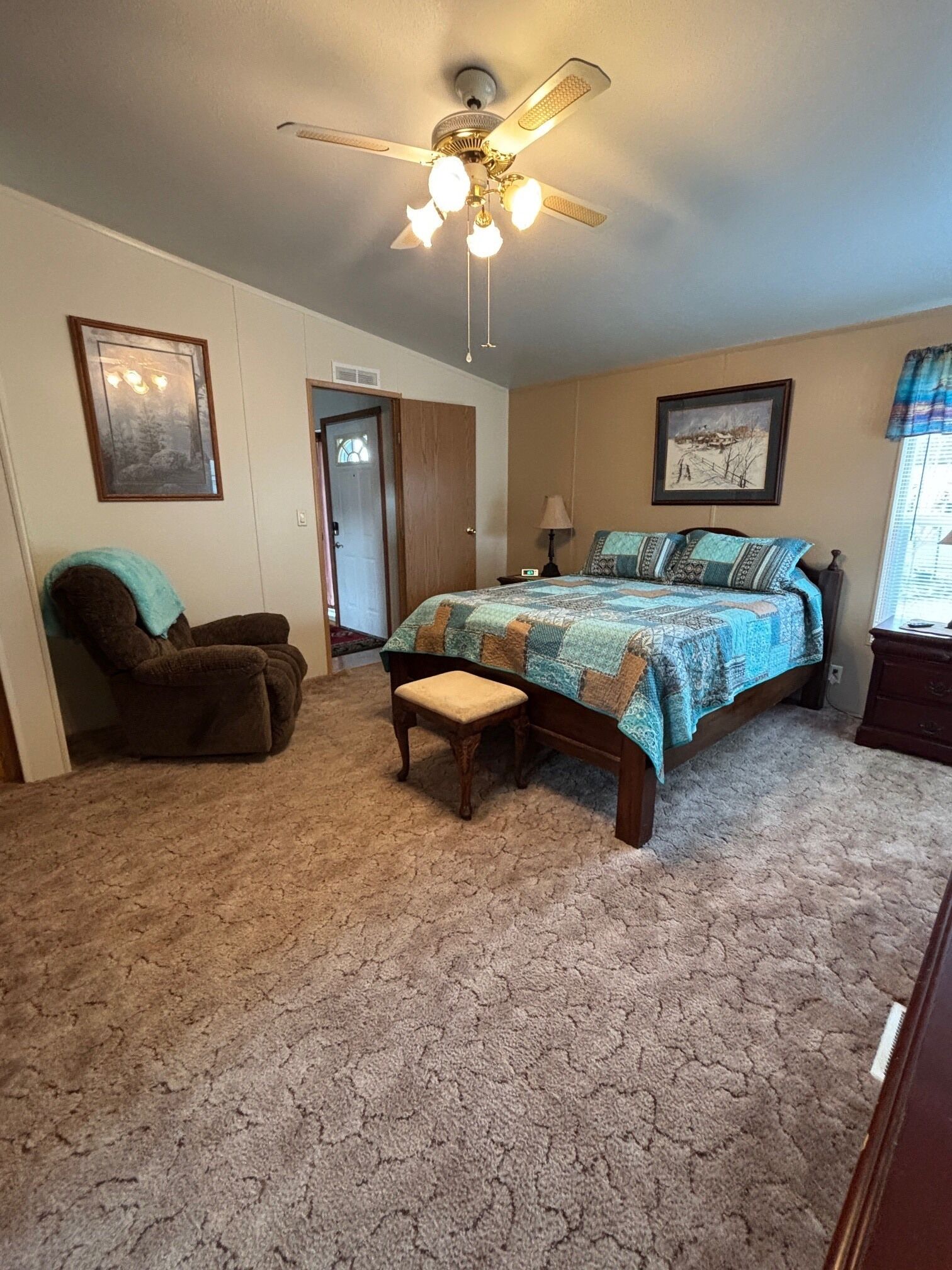 3 bedrooms, desk, iron/ironing board, travel crib