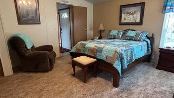 3 bedrooms, desk, iron/ironing board, travel crib