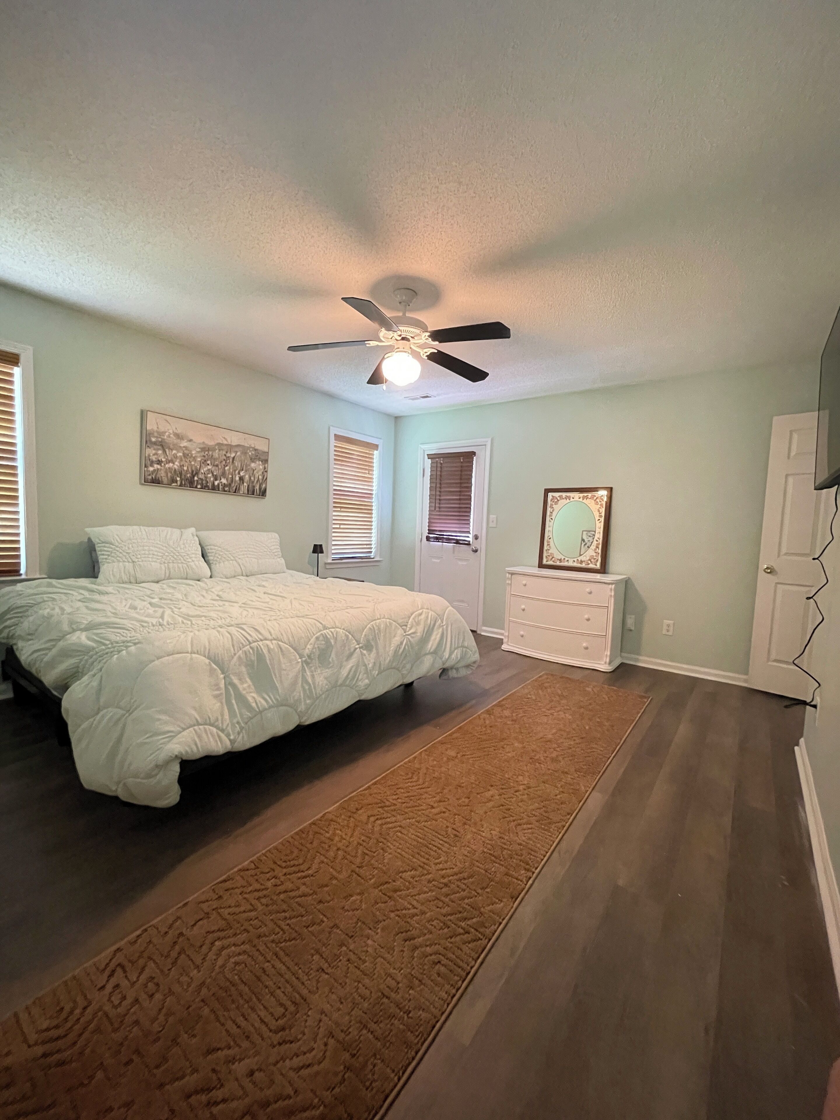 3 多间卧室、免费 WiFi、床单