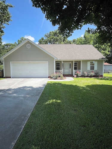 Fully fenced 3-bedroom house with garage in quiet and delightful Indian Trail