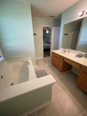 Shower, hair dryer, towels, soap - Fully fenced 3-bedroom house with garage in quiet and delightful Indian Trail (Indian Trail)