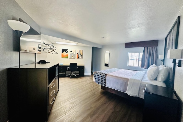 Standard Single Room, 1 King Bed, Non Smoking | Desk, laptop workspace, iron/ironing board, free WiFi