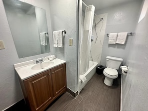 Kamar Single Standar, 1 Tempat Tidur King, Bebas Asap Rokok | Kamar mandi | Bathtub, handuk, sabun, dan sampo