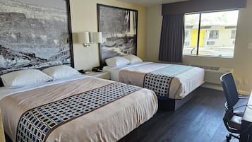 Quarto casal standard, 2 camas Queen, para não fumantes | Escrivaninha, espaço de trabalho para notebook