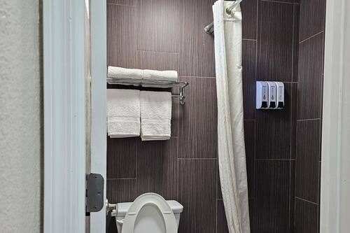 Standard Double Room, 2 Queen Beds, Non Smoking | Bathroom