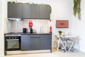 Fridge, microwave, oven, coffee/tea maker