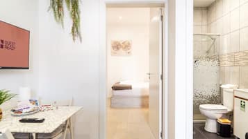 1 habitación, tabla de planchar con plancha, internet y ropa de cama