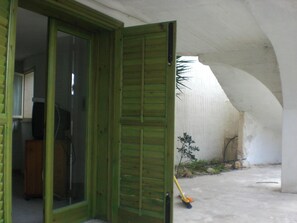 المنطقة المحيطة بالمنشأة