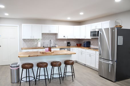 Microwave, stovetop, dishwasher. Luxury 2-bedroom apartment in excellent Manlius with WiFi, AC