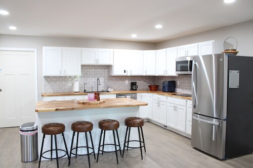 Luxury 2-bedroom apartment in excellent Manlius with WiFi, AC