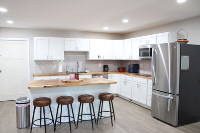 Luxury 2-bedroom apartment in excellent Manlius with WiFi, AC