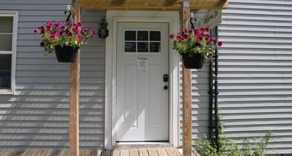 Charming 2-bedroom apartment in excellent Manlius with WiFi, AC