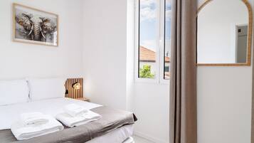 1 habitación, tabla de planchar con plancha, internet y ropa de cama