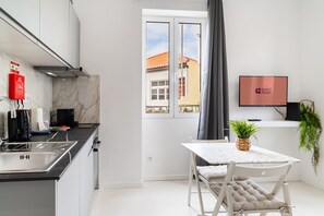 Een koelkast, een magnetron, een oven, een koffiezetapparaat/waterkoker