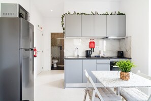 Kühlschrank, Mikrowelle, Ofen, Wasserkocher mit Kaffee-/Teezubehör