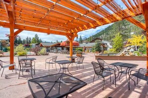 Outdoor dining - GroundFloor+Pool+King Bed+HotTub+Skiing (Leavenworth)