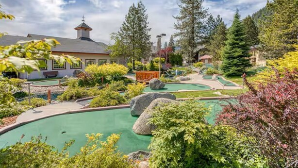A golf course with a house in the background. - GroundFloor+Pool+King Bed+HotTub+Skiing (Leavenworth)