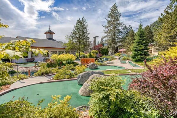 Property grounds - GroundFloor+Pool+King Bed+HotTub+Skiing (Leavenworth)