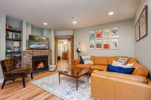Smart TV, fireplace - GroundFloor+Pool+King Bed+HotTub+Skiing (Leavenworth)