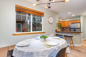 Dining - GroundFloor+Pool+King Bed+HotTub+Skiing (Leavenworth)