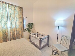 1 habitación, tabla de planchar con plancha y cuna de viaje 
