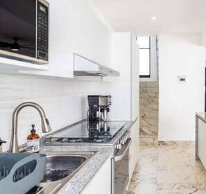 Réfrigérateur, micro-ondes, four, plaque de cuisson