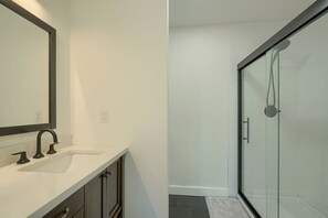 Shower, towels, toilet paper - Dream Weaver Cabin at Trickle Creek (Logan)