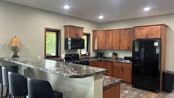 Geladeira, micro-ondas, fogão, cooktop