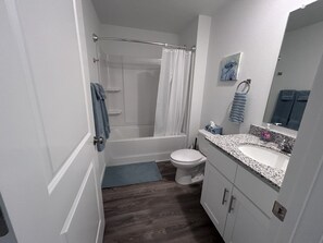 Shower, hair dryer, towels, soap - 3-bedroom house in Spring Hill with game room! (Spring Hill)