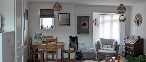 Smart-tv, dvd-spelare och böcker