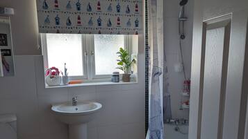 Serviettes fournies, savon, papier toilette
