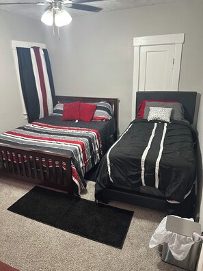 3 bedrooms, desk, iron/ironing board, free WiFi - Charming 2-bedroom single family 420friendlyno tobacco sleeps 2-4 comfortably (Cleveland)