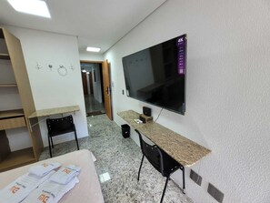 Apartment, 1 Queen Bed, Kitchenette | Desk, laptop workspace, free WiFi - Dubin Flat (Porto Alegre)