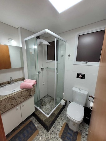 Apartment, 1 Queen Bed, Kitchenette | Bathroom. Dubin Flat