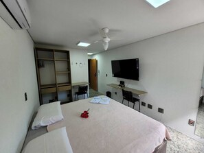 Apartment, 1 Queen Bed, Kitchenette | Desk, laptop workspace, free WiFi - Dubin Flat (Porto Alegre)