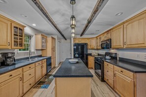 Kylskåp, mikrovågsugn, ugn och spishäll