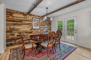 Dining - Otter Manor - Wifi|Fire Pit| Gameroom|Grill|Private Trail (Berkeley Springs)