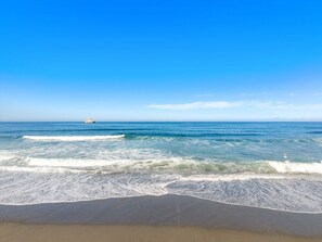 在海灘附近、躺椅、沙灘巾