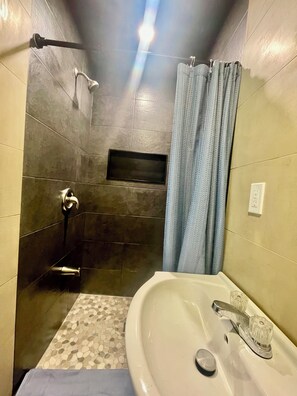 Secadora de cabello, toallas, jabón, papel de baño 
