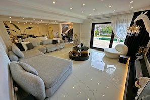 Smart TV, fireplace
